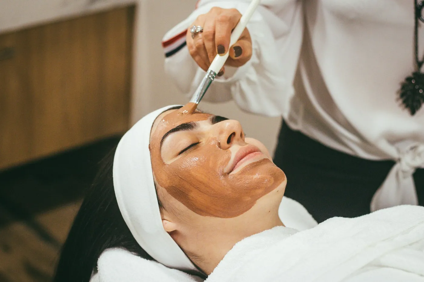 پزشک متخصص در گفتگو با مراجع در مطب آرام و مرتب